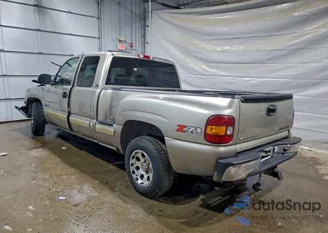 2002 Chevrolet Silverado C1500 z USA, uszkodzony, nr VIN 1GCEC19T02Z102879
